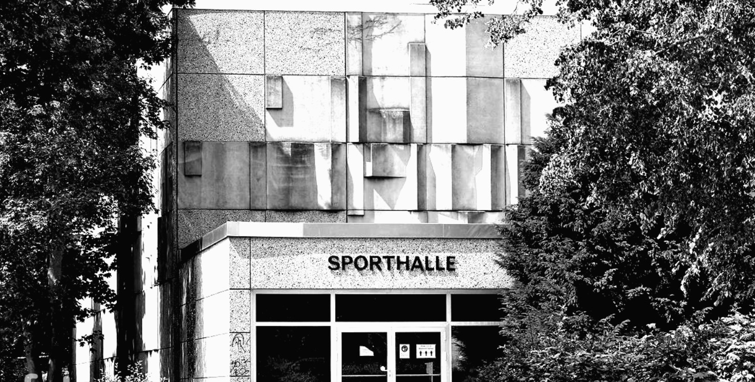 Großsporthalle in Brake in schwarz-weiß mit starken Konturen