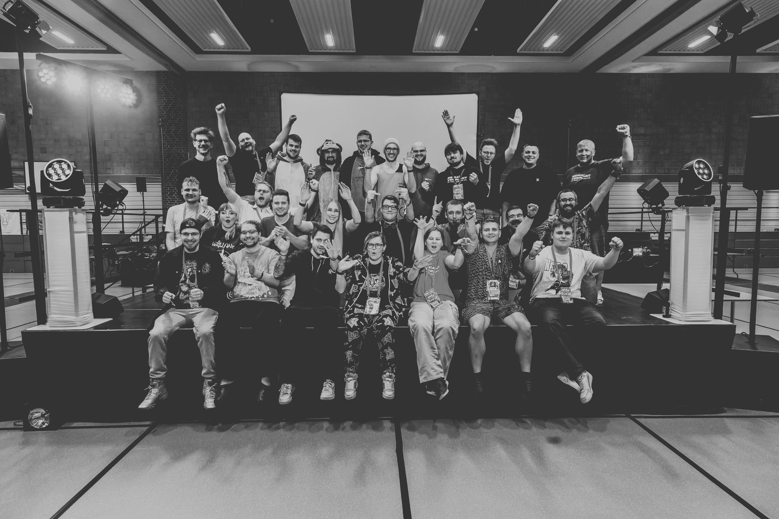 monochromatisches Teamfoto der Orgas