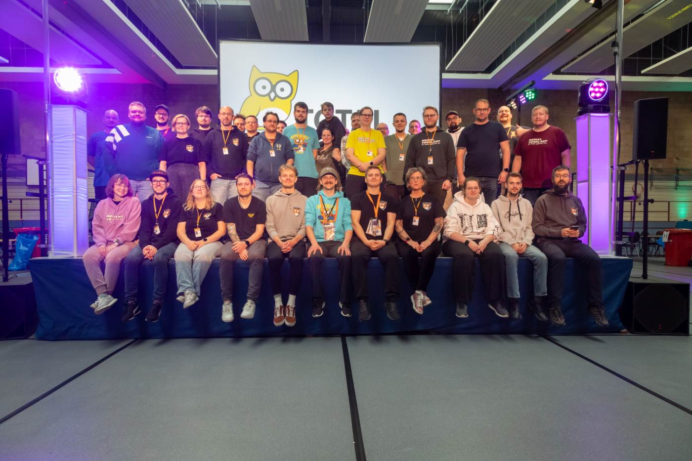 Gruppenfoto der Organisationsmitglieder der total verpLANt, coloriert
